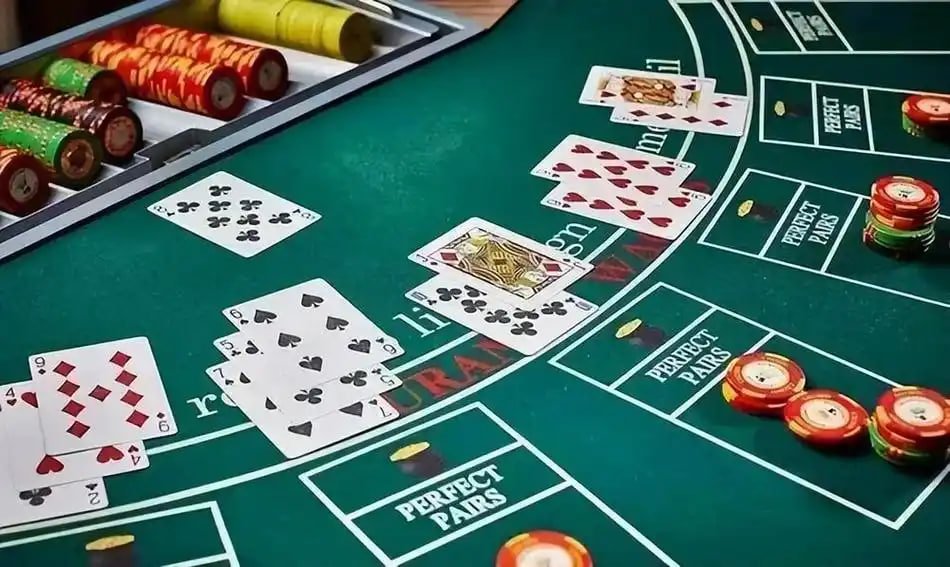 Antarmuka aplikasi mobile royal123 menampilkan menu utama dengan opsi sportsbook, live casino, dan slot games